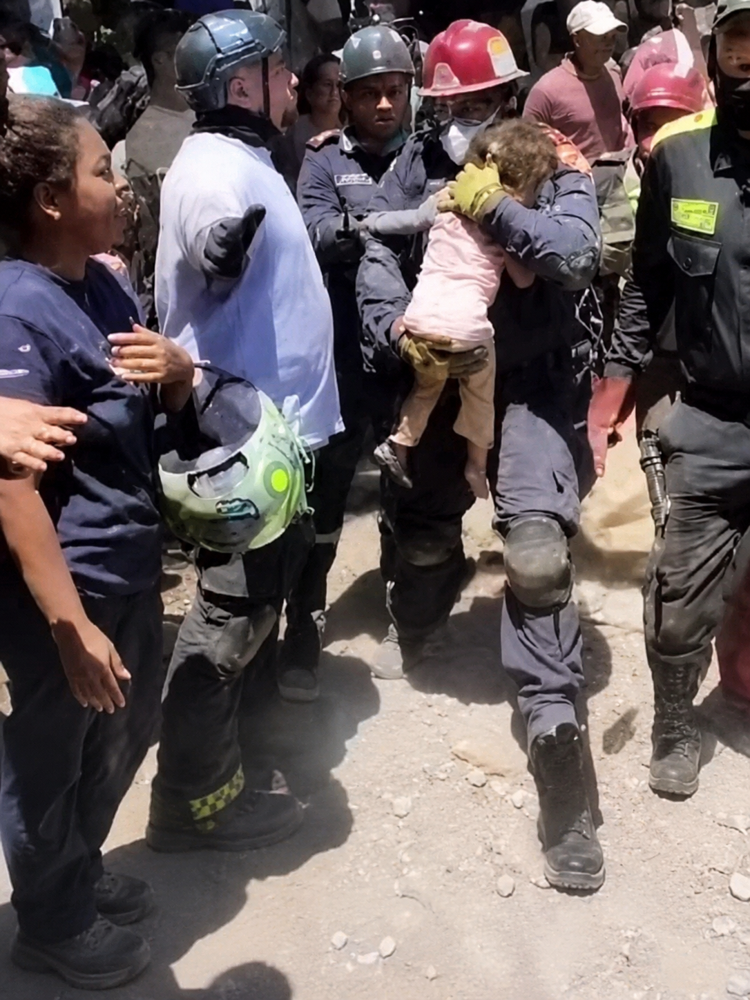 🙏💔 ¡MILAGRO EN CALI! NIÑA DE 3 AÑOS ES RESCATADA CON VIDA TRAS CINCO DÍAS BAJO LOS ESCOMBROS
